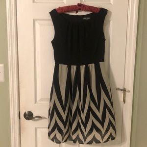 Roz & Ali Black and Cream Dress